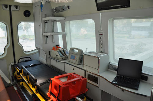 定洁县救护车内部